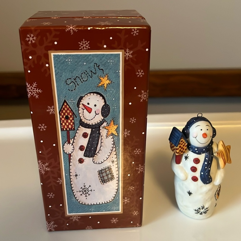 Lang & Wise Ornament “Snowmom In Stitches” 1999 #26 ES - EUC original box